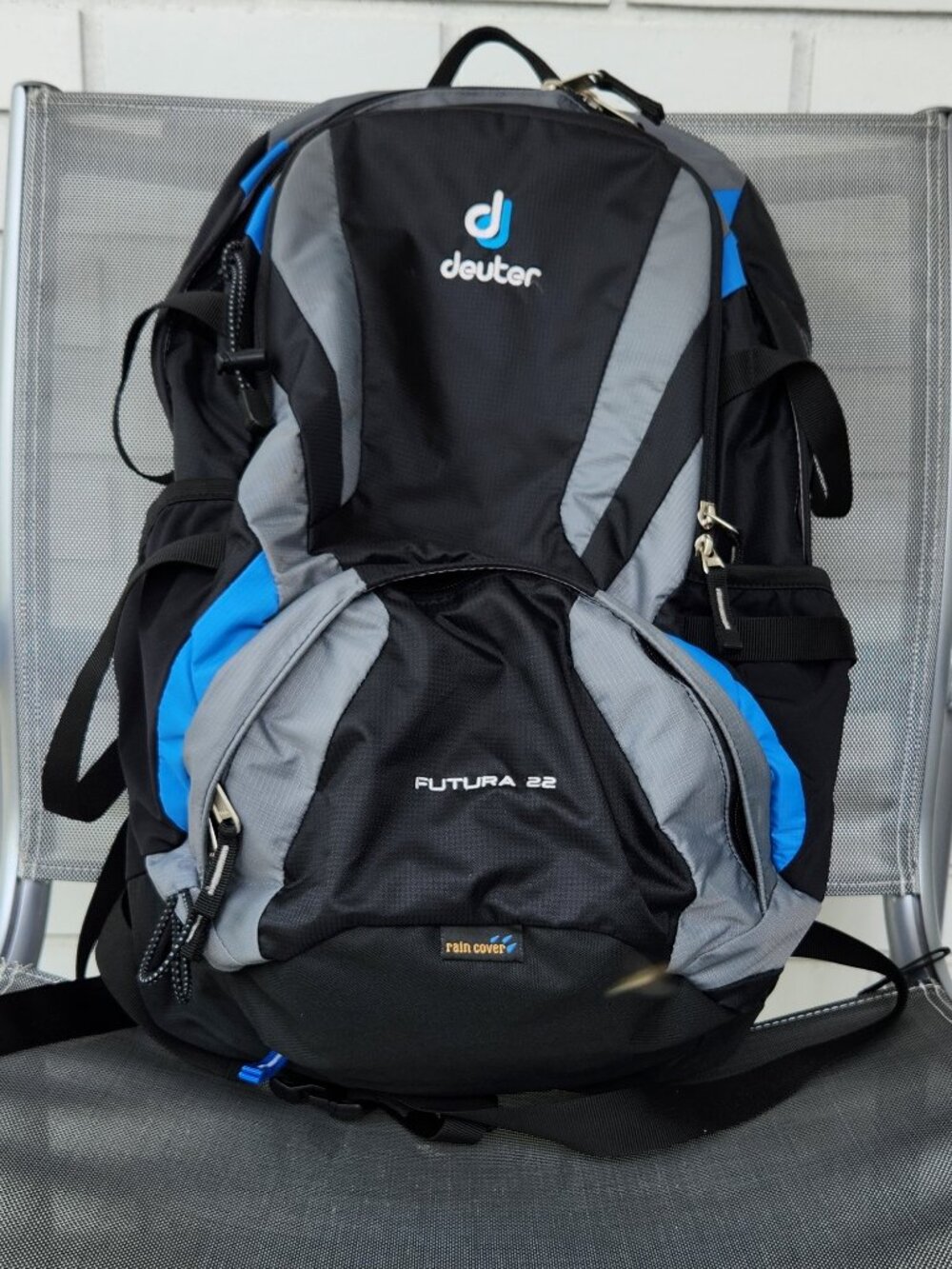Deuter Sport Futura 22 Liter Backpack Day Pack Black Gray Blue,  Like New Cond.
